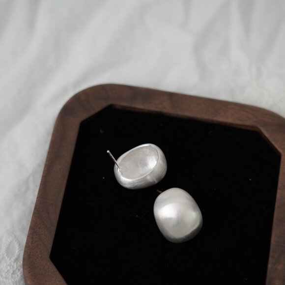 NEW Minimalist Silver Stud Earrings - Picture 4 of 4